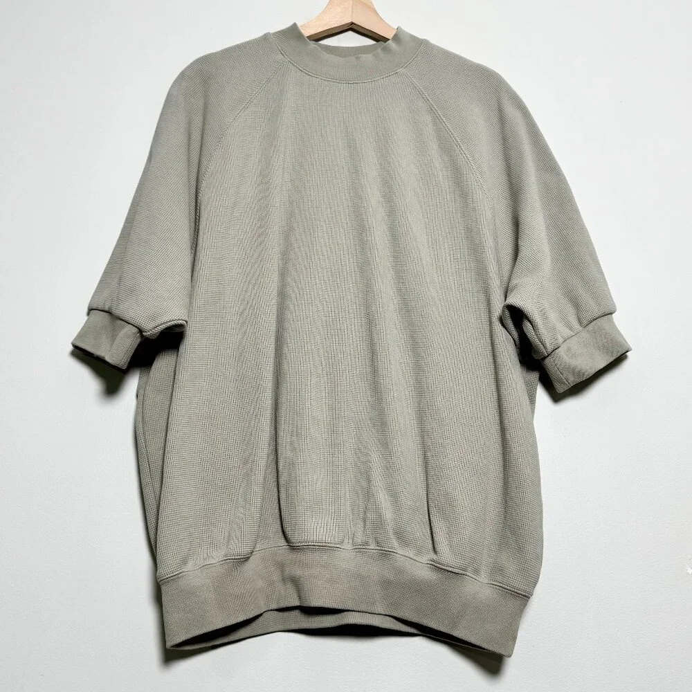 Fear of God Essentials Seal Waffle Knit Short Sleeve Sweatshirt in Seal Gray Sz - Picture 2 of 9